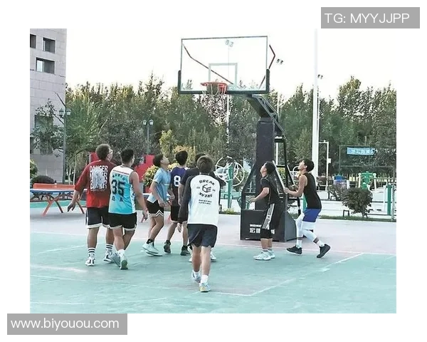 篮球明星莅临中国篮球场展现风采引发球迷热烈追捧与期待
